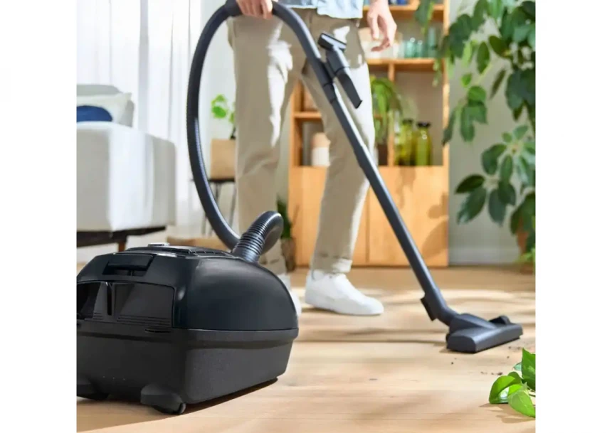 Usisivač Bosch BGB38BA1/snaga 600W/sa kesom/crni